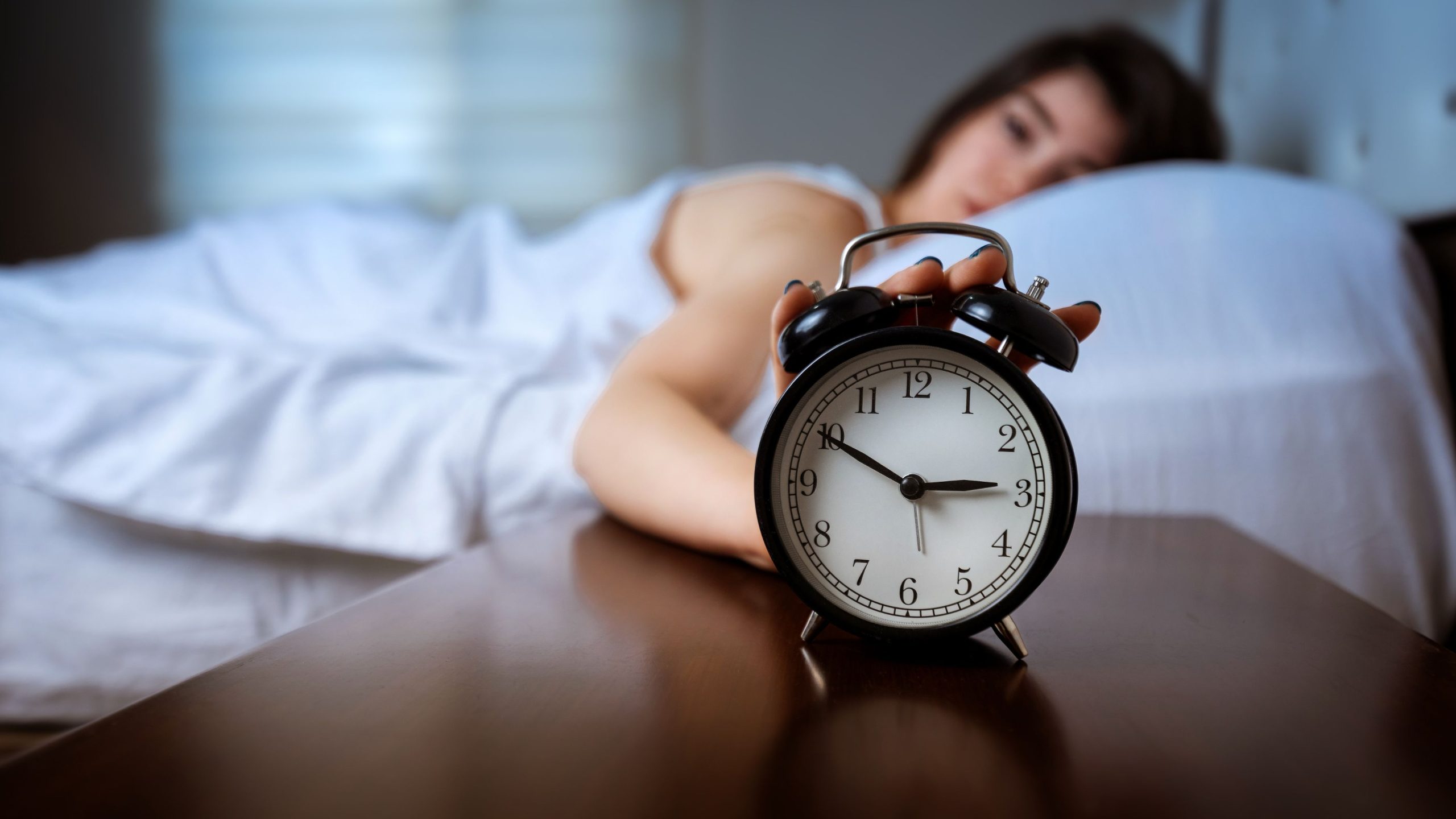 THỨC GIẤC LÚC 2- 4H SÁNG: Khi Cortisol “Bật Sớm” & Giấc Ngủ Bị Cắt Ngang